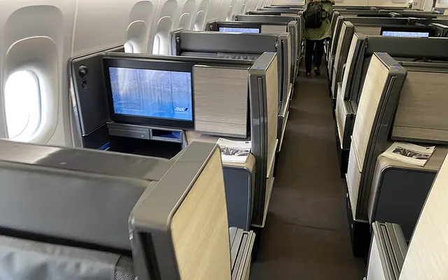 Die Business Class THE Room von ANA mit Sitz und Bildschirm