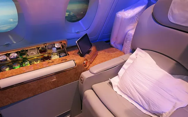 Eine Emirates First Class Suite im Airbus A380 mit Sitz und Minibar