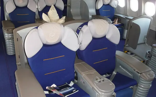 Business-Class-Sitze in einem Airbus A340 der Lufthansa