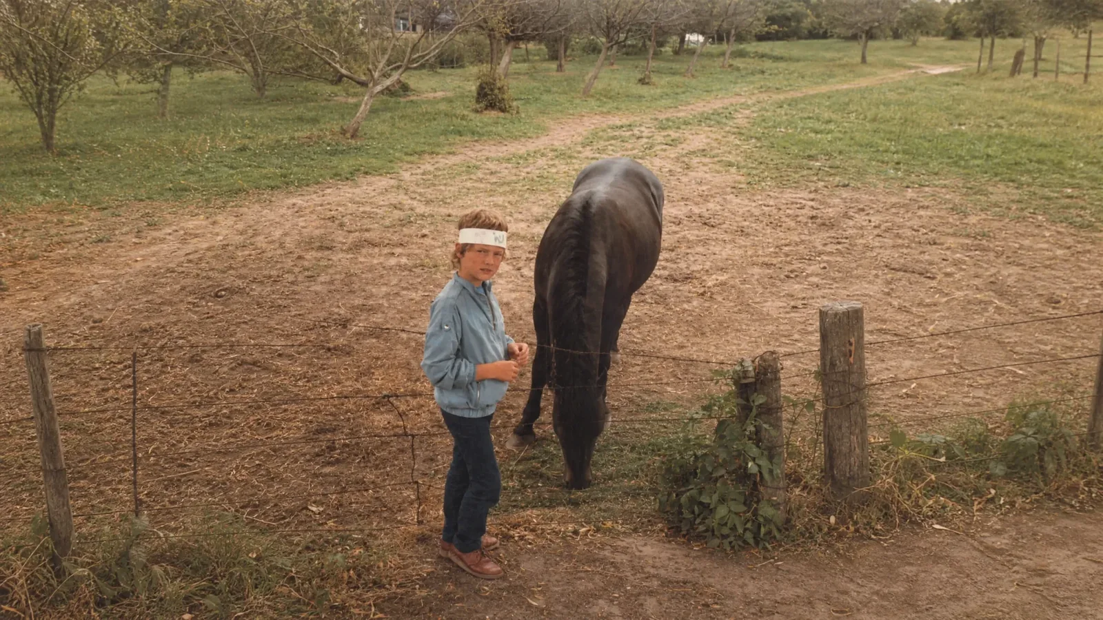 Sebastian Sauerborn als Junge mit Pferd auf dem Hof im Schwarzwald